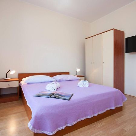 Family Apartments & Rooms Mikelin Primosten Bagian luar foto