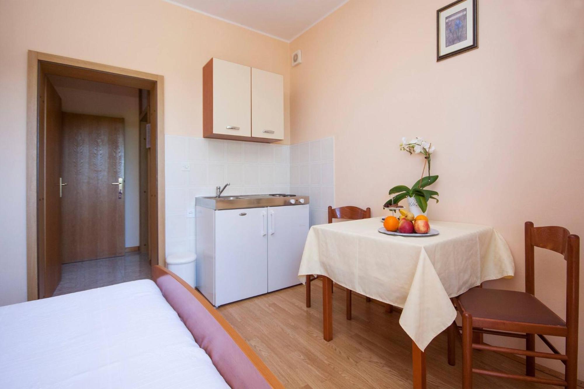Family Apartments & Rooms Mikelin Primosten Bagian luar foto