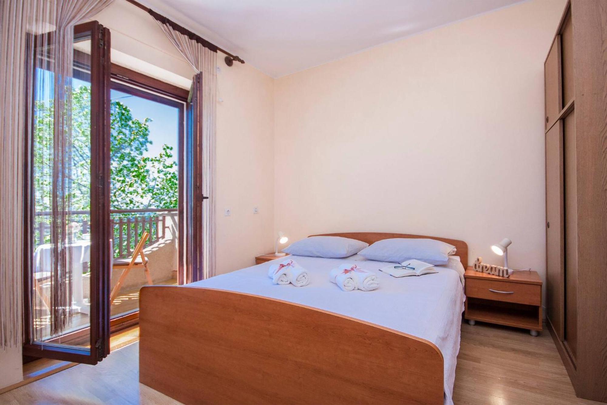Family Apartments & Rooms Mikelin Primosten Bagian luar foto