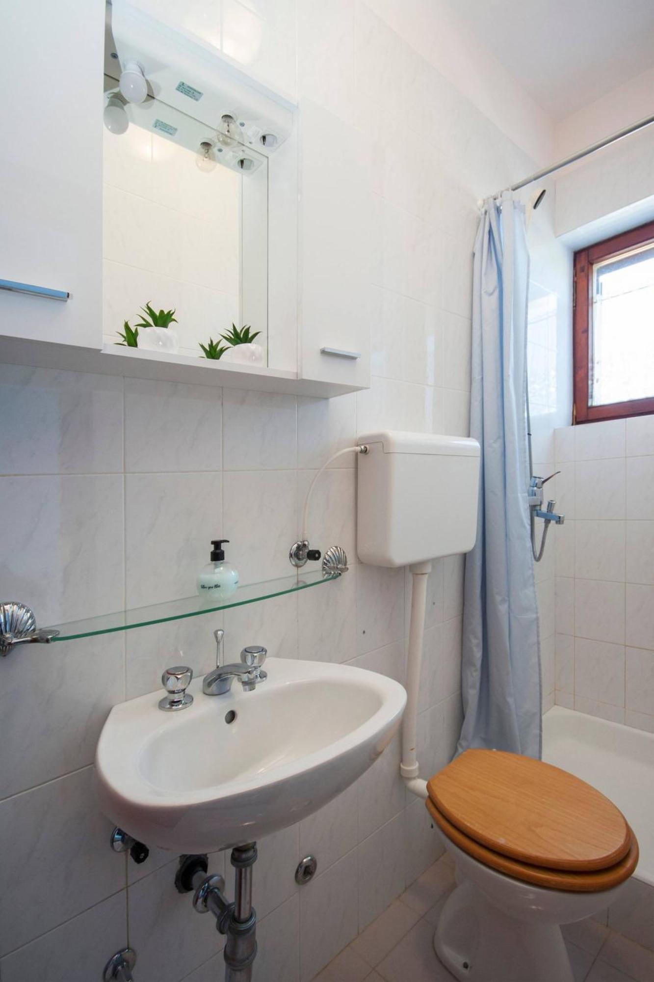 Family Apartments & Rooms Mikelin Primosten Bagian luar foto