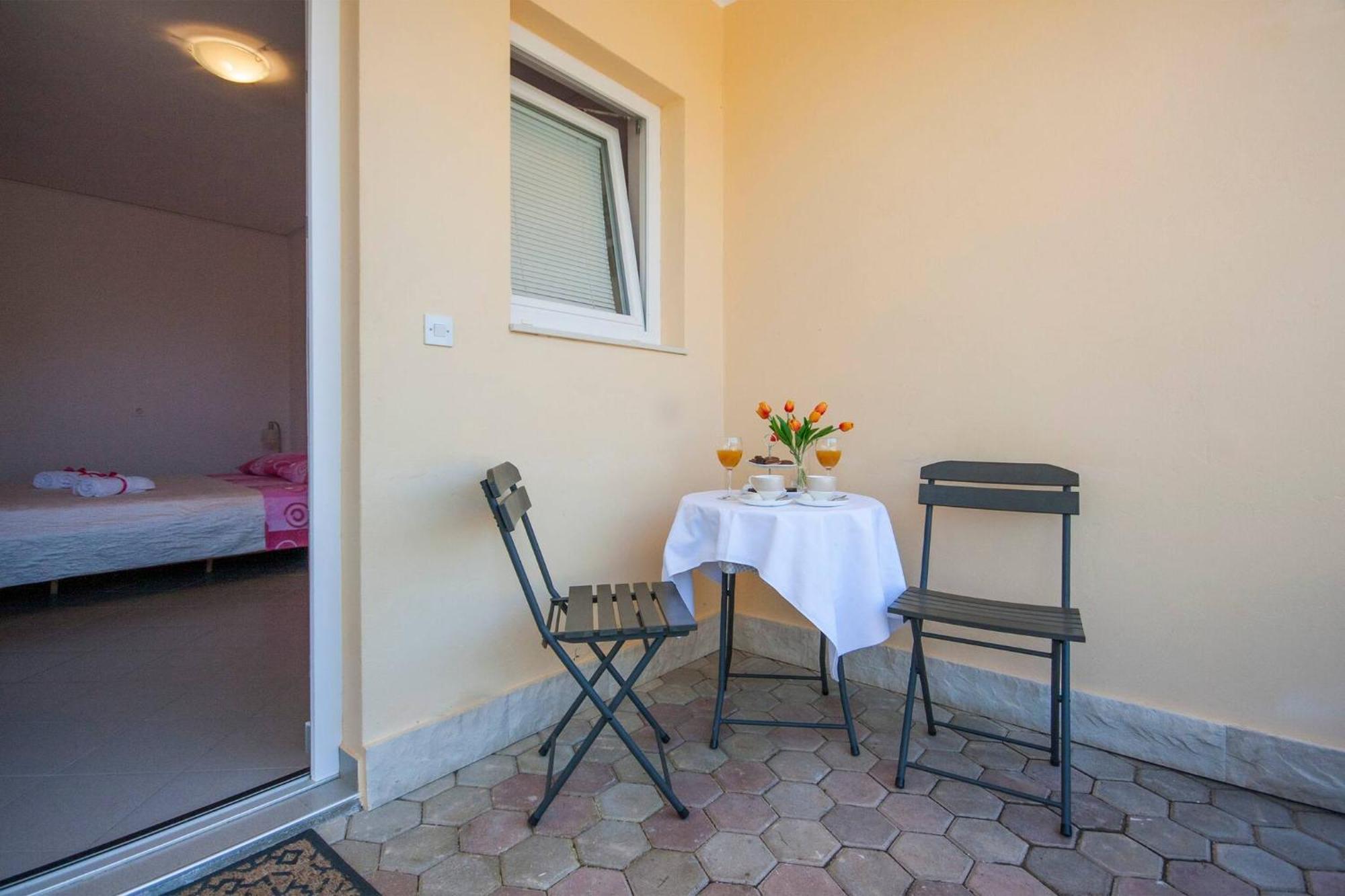Family Apartments & Rooms Mikelin Primosten Bagian luar foto