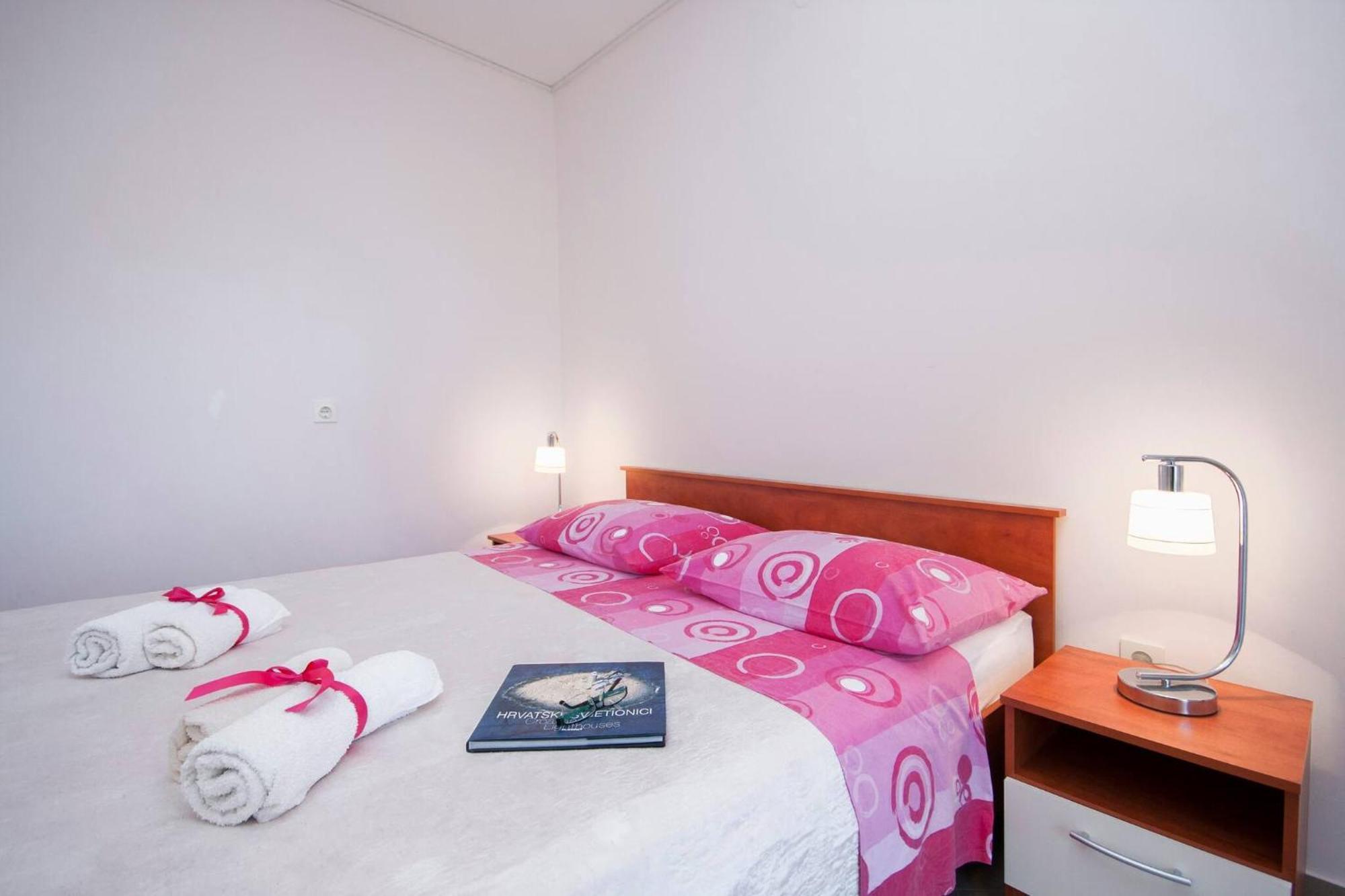 Family Apartments & Rooms Mikelin Primosten Bagian luar foto