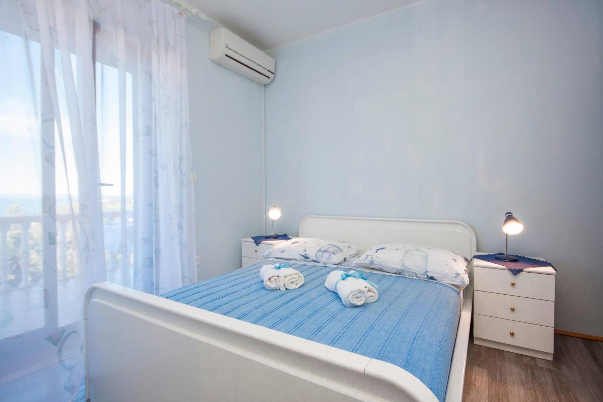 Family Apartments & Rooms Mikelin Primosten Bagian luar foto