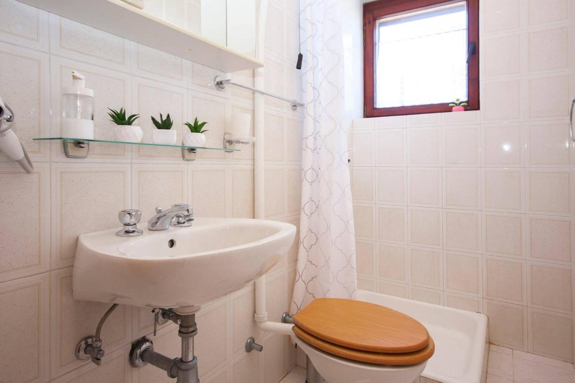 Family Apartments & Rooms Mikelin Primosten Bagian luar foto