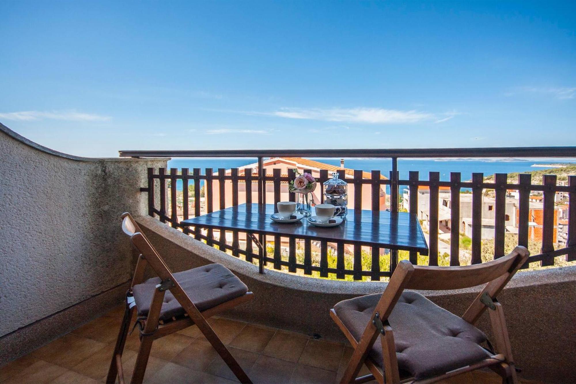 Family Apartments & Rooms Mikelin Primosten Bagian luar foto