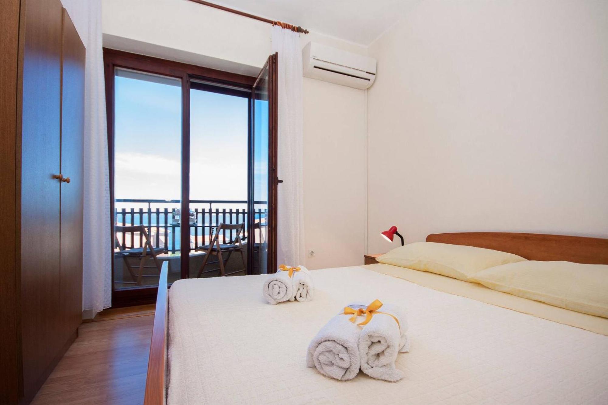 Family Apartments & Rooms Mikelin Primosten Bagian luar foto