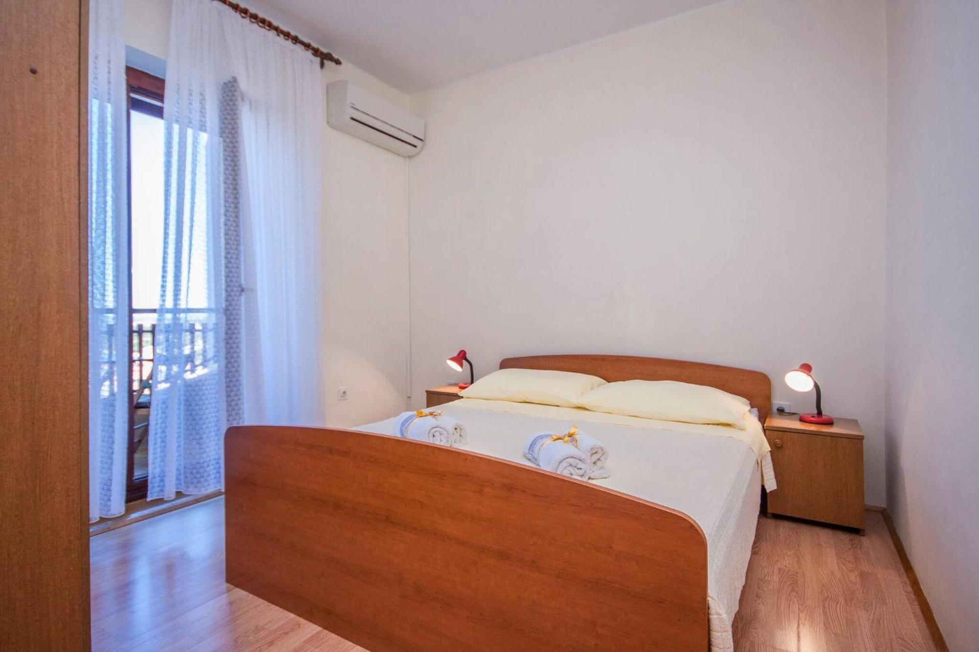 Family Apartments & Rooms Mikelin Primosten Bagian luar foto