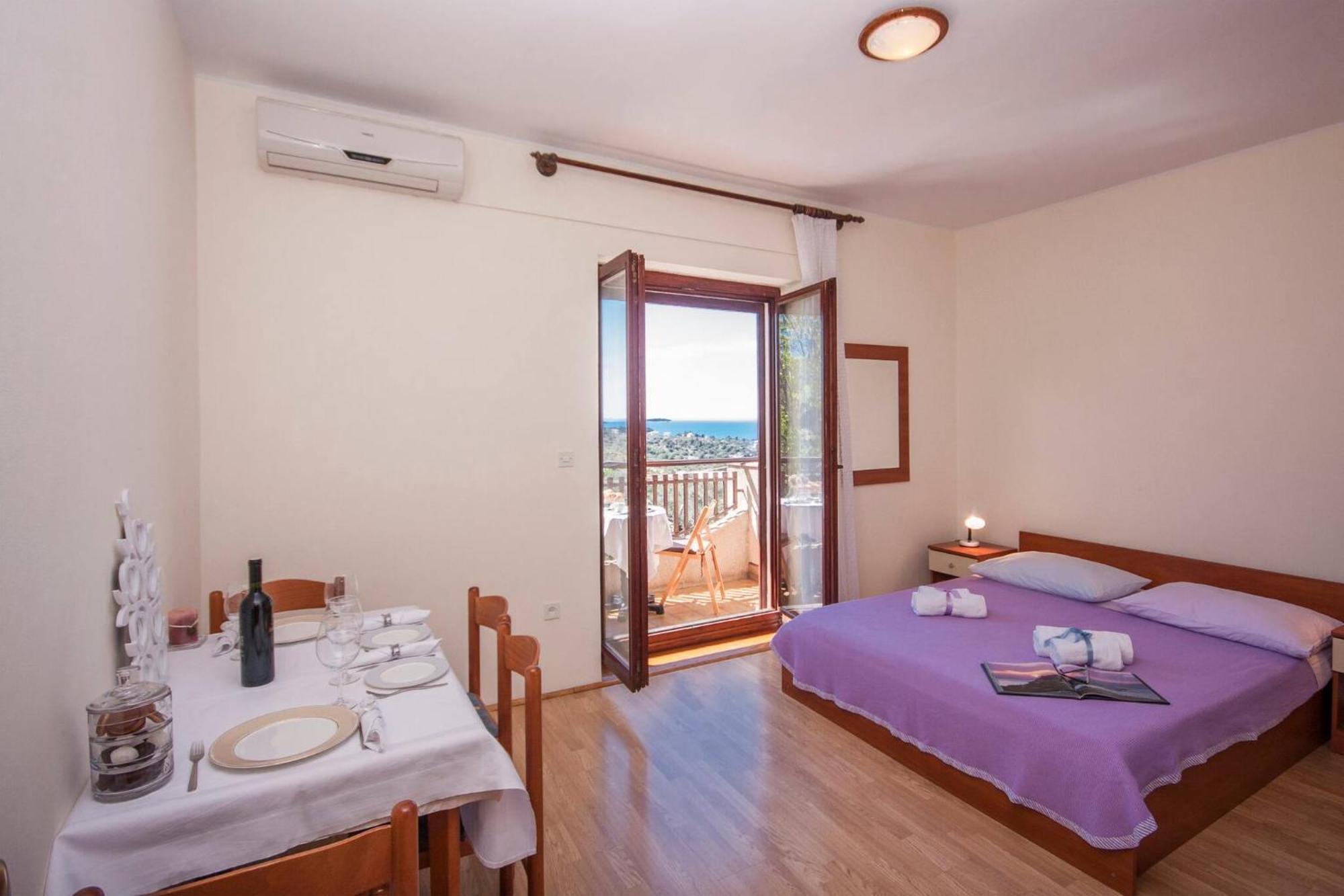 Family Apartments & Rooms Mikelin Primosten Bagian luar foto