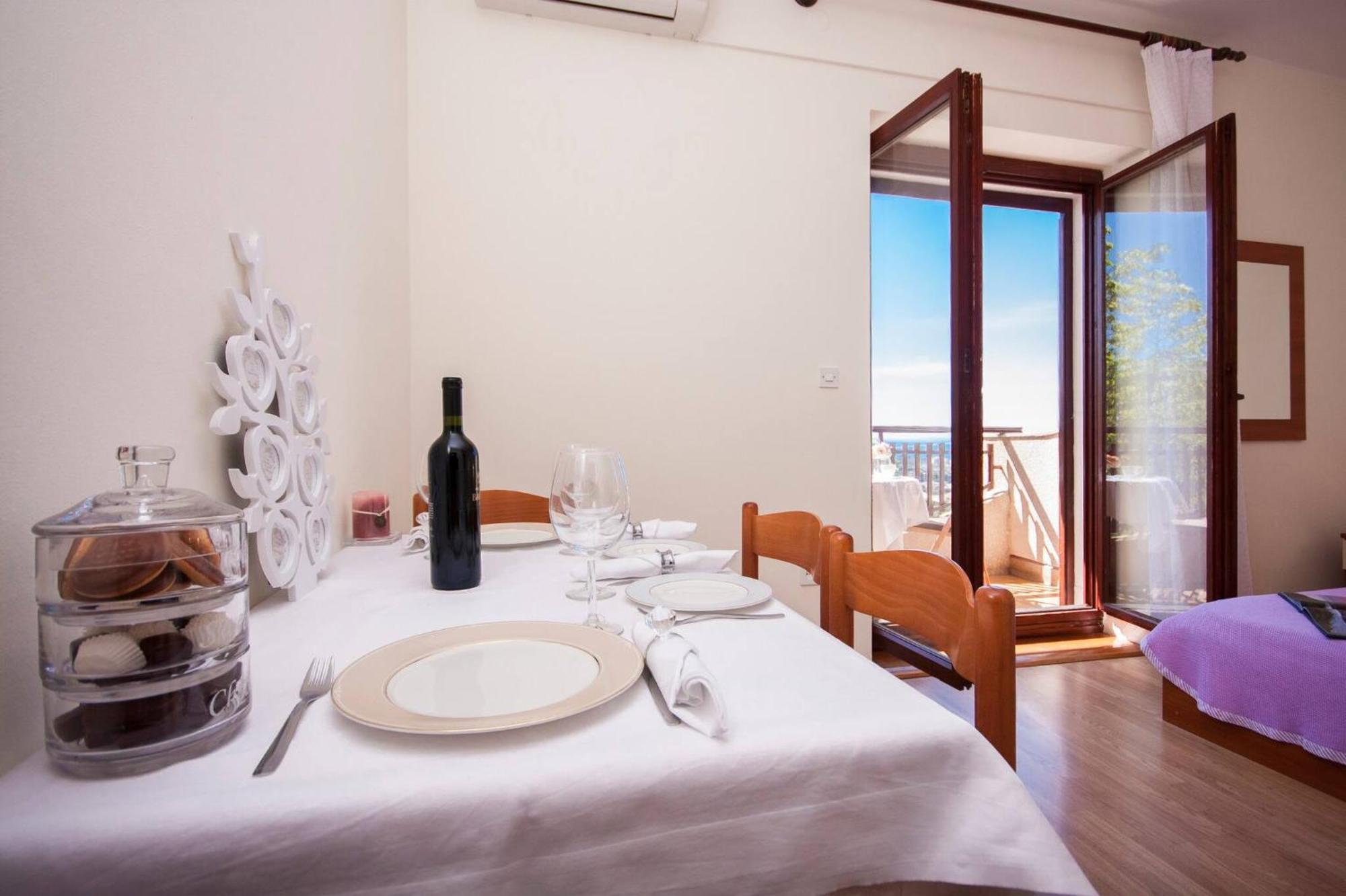 Family Apartments & Rooms Mikelin Primosten Bagian luar foto