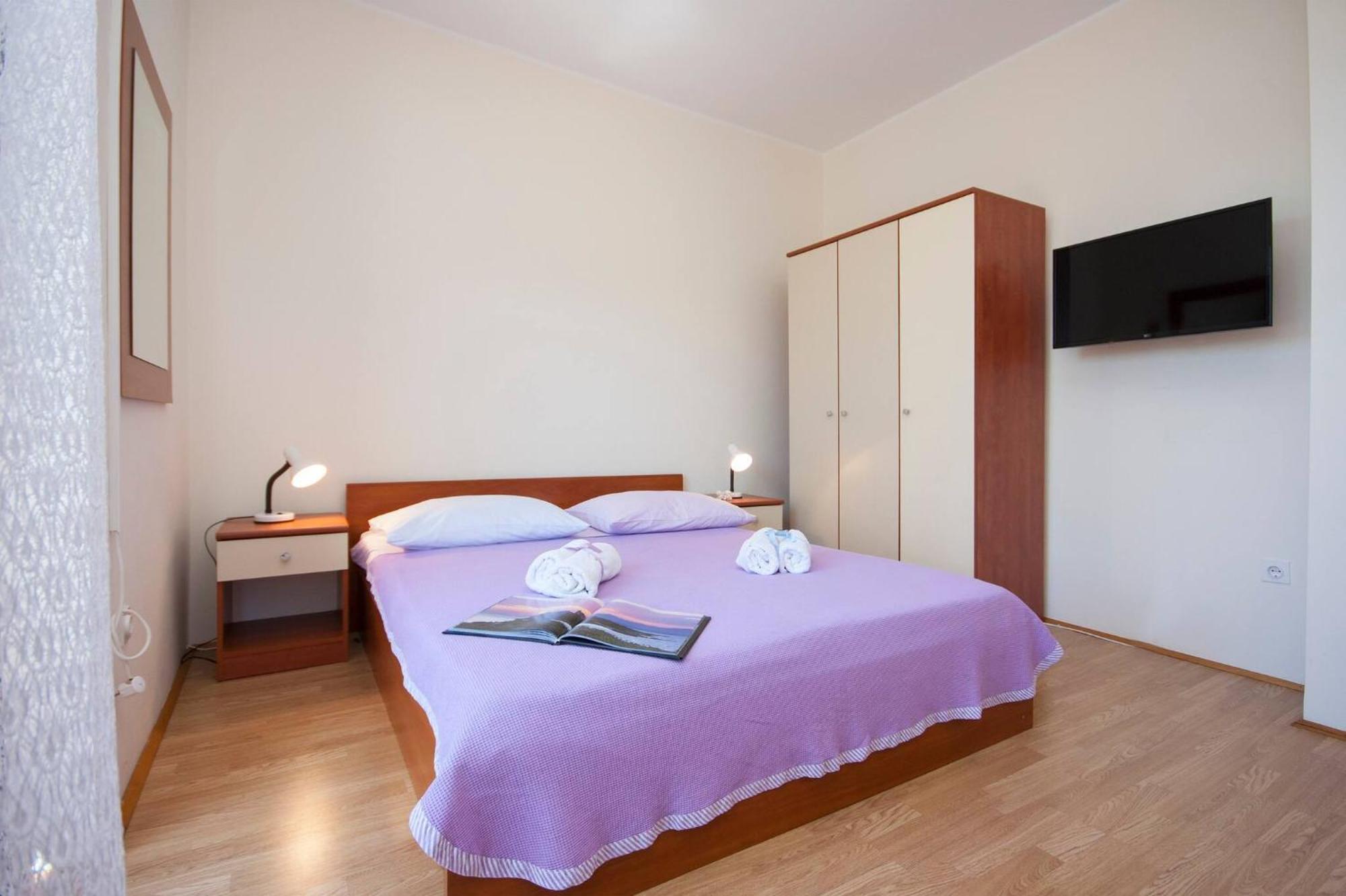 Family Apartments & Rooms Mikelin Primosten Bagian luar foto
