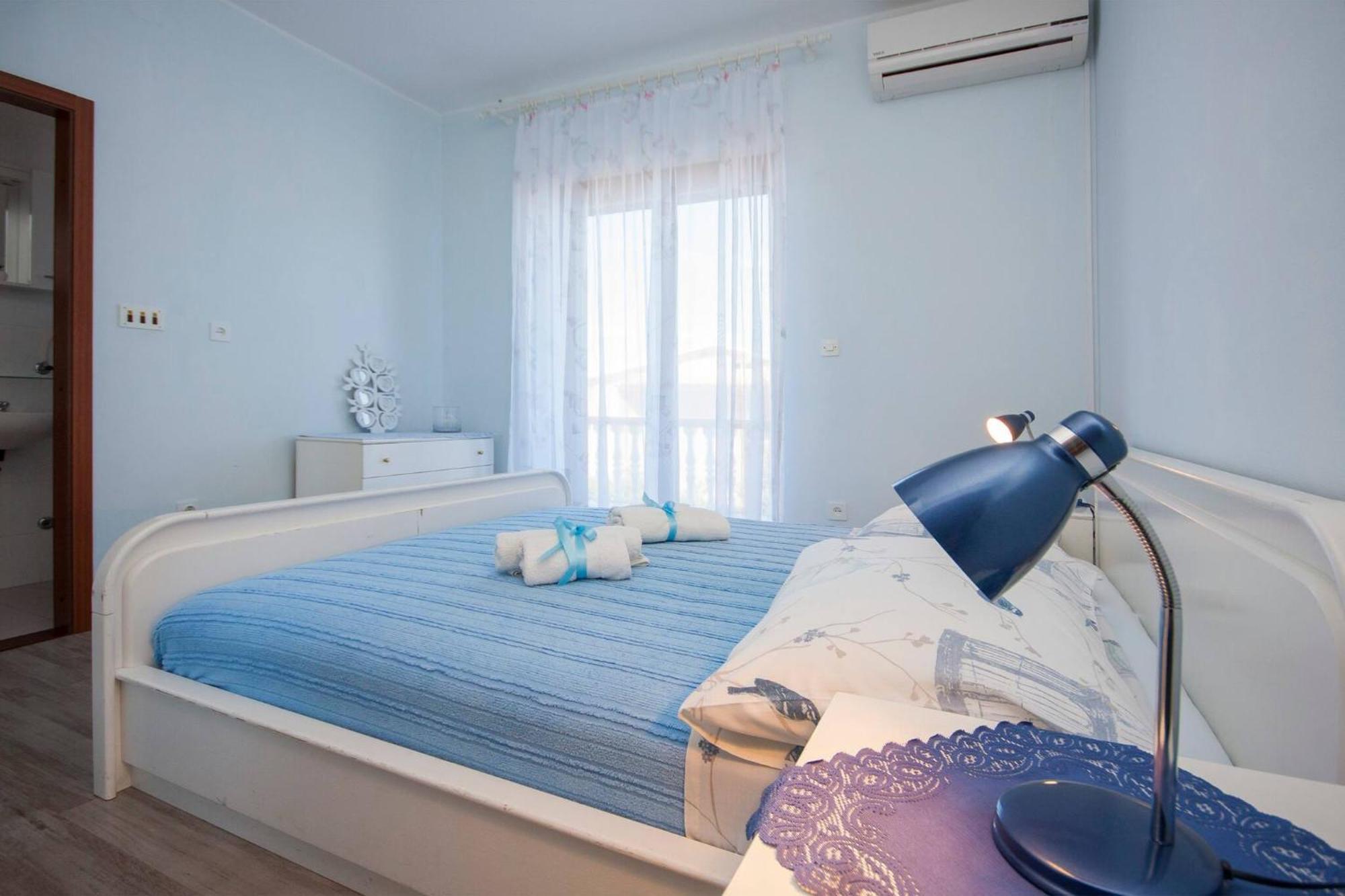 Family Apartments & Rooms Mikelin Primosten Bagian luar foto