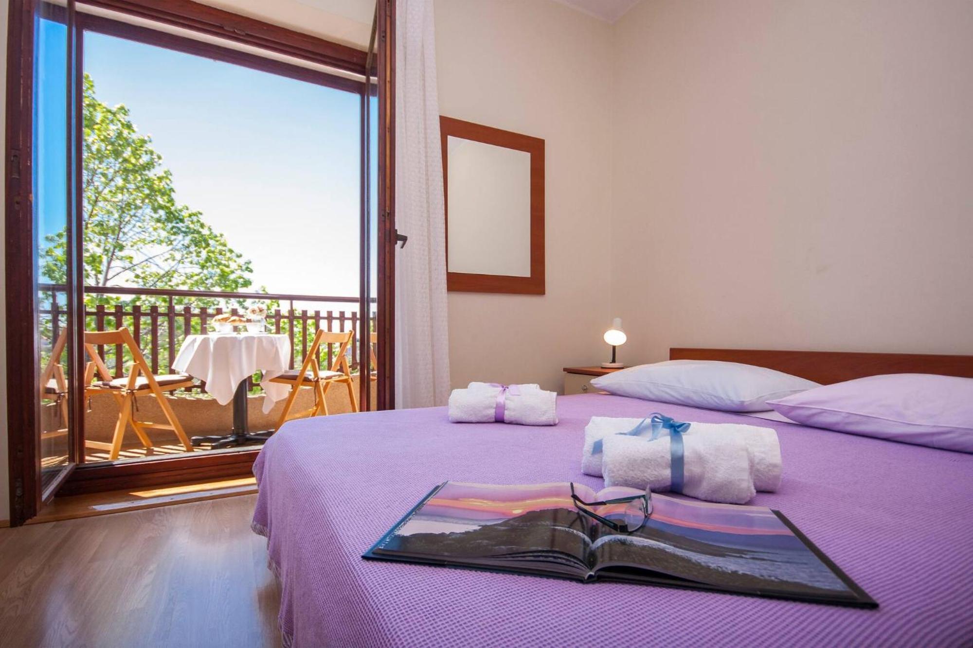 Family Apartments & Rooms Mikelin Primosten Bagian luar foto