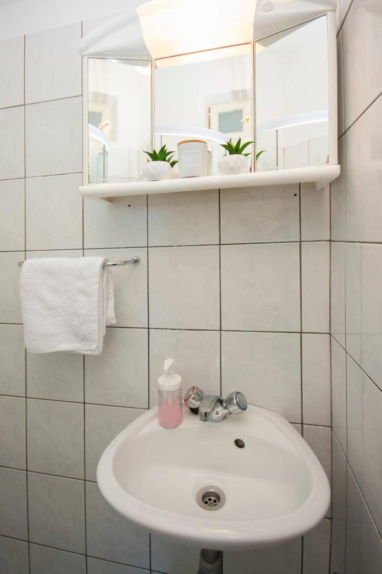 Family Apartments & Rooms Mikelin Primosten Bagian luar foto