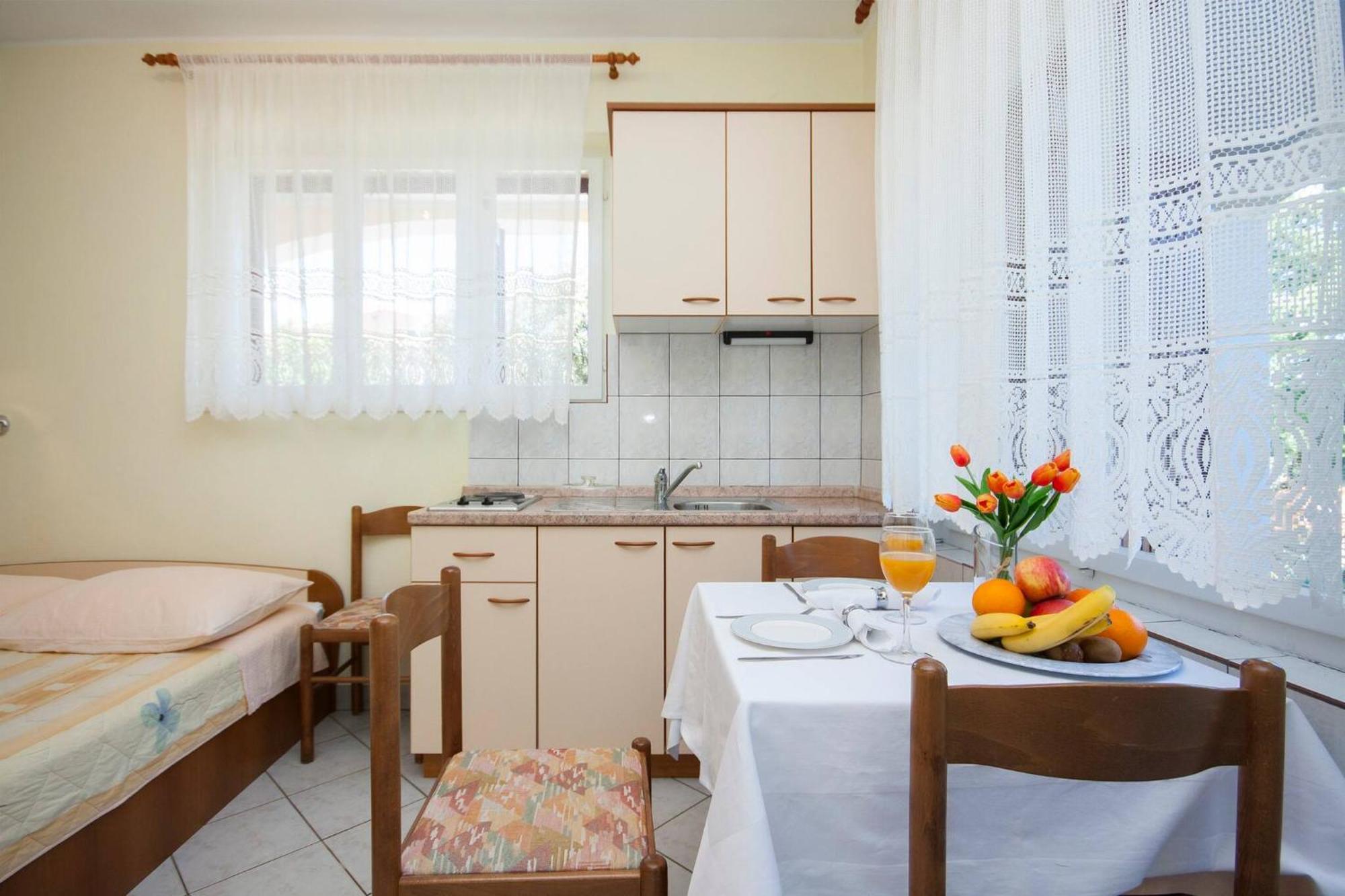 Family Apartments & Rooms Mikelin Primosten Bagian luar foto