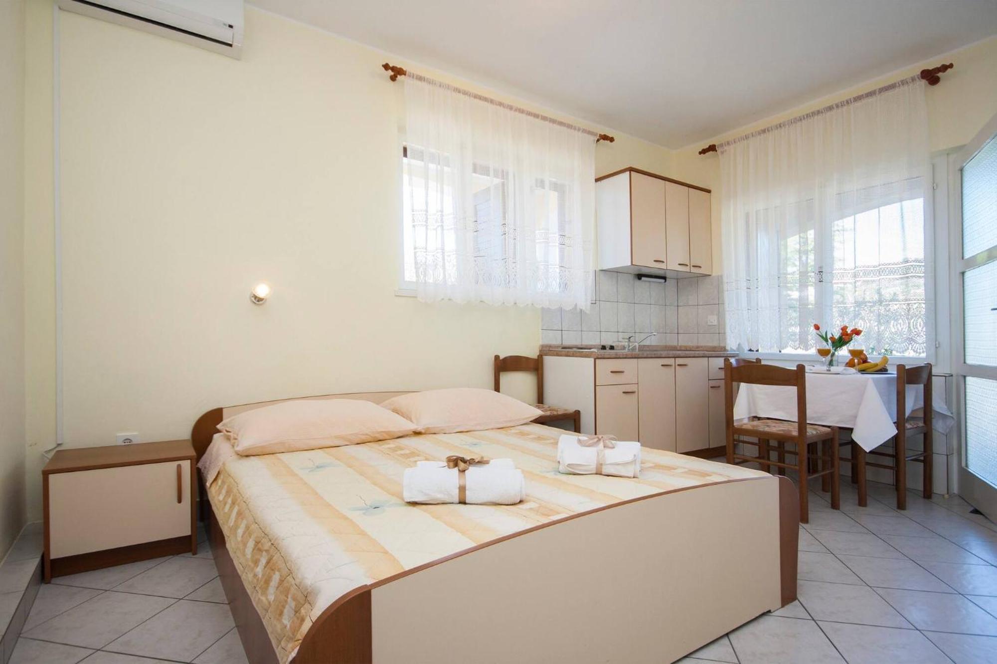 Family Apartments & Rooms Mikelin Primosten Bagian luar foto