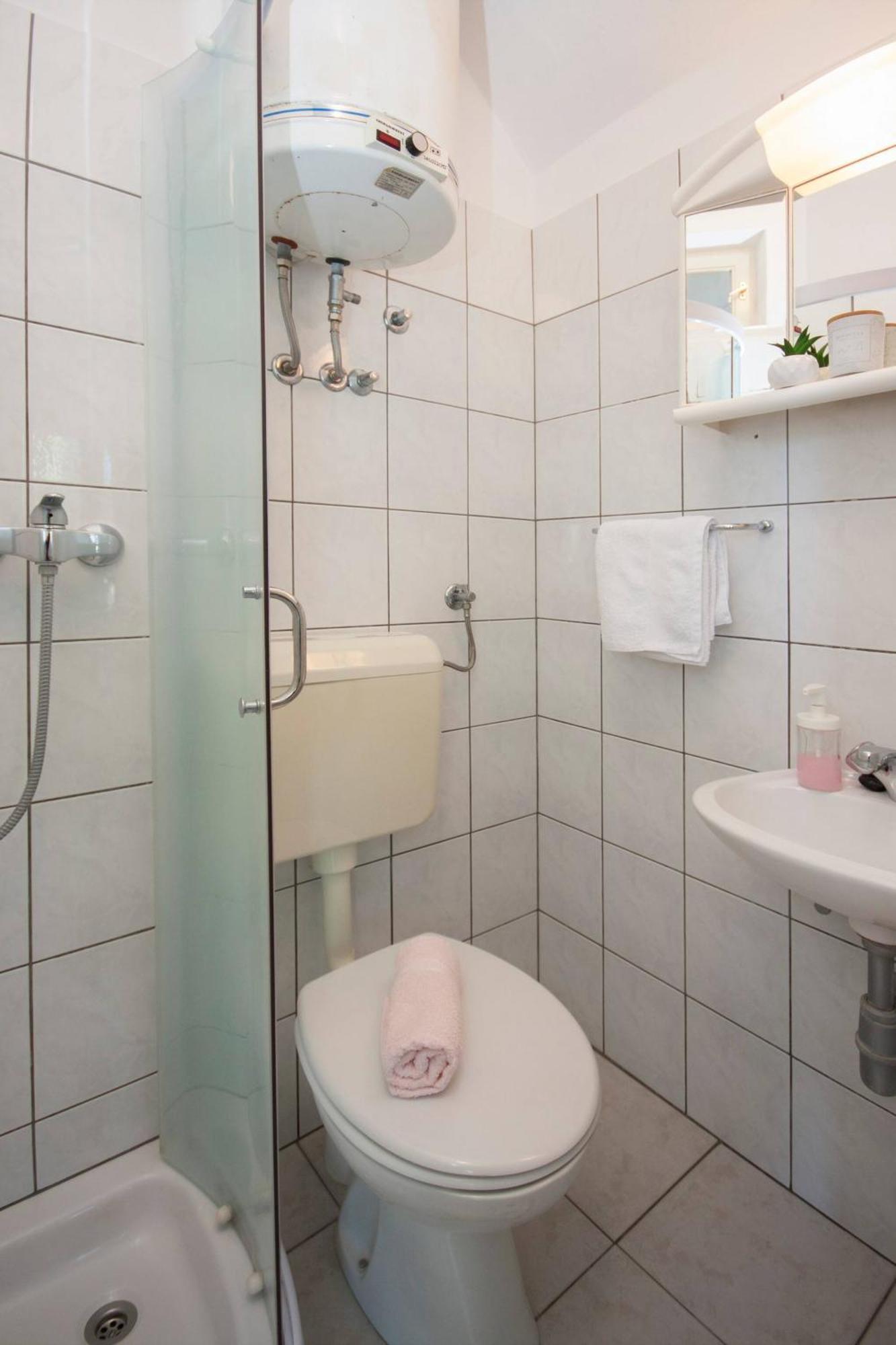 Family Apartments & Rooms Mikelin Primosten Bagian luar foto