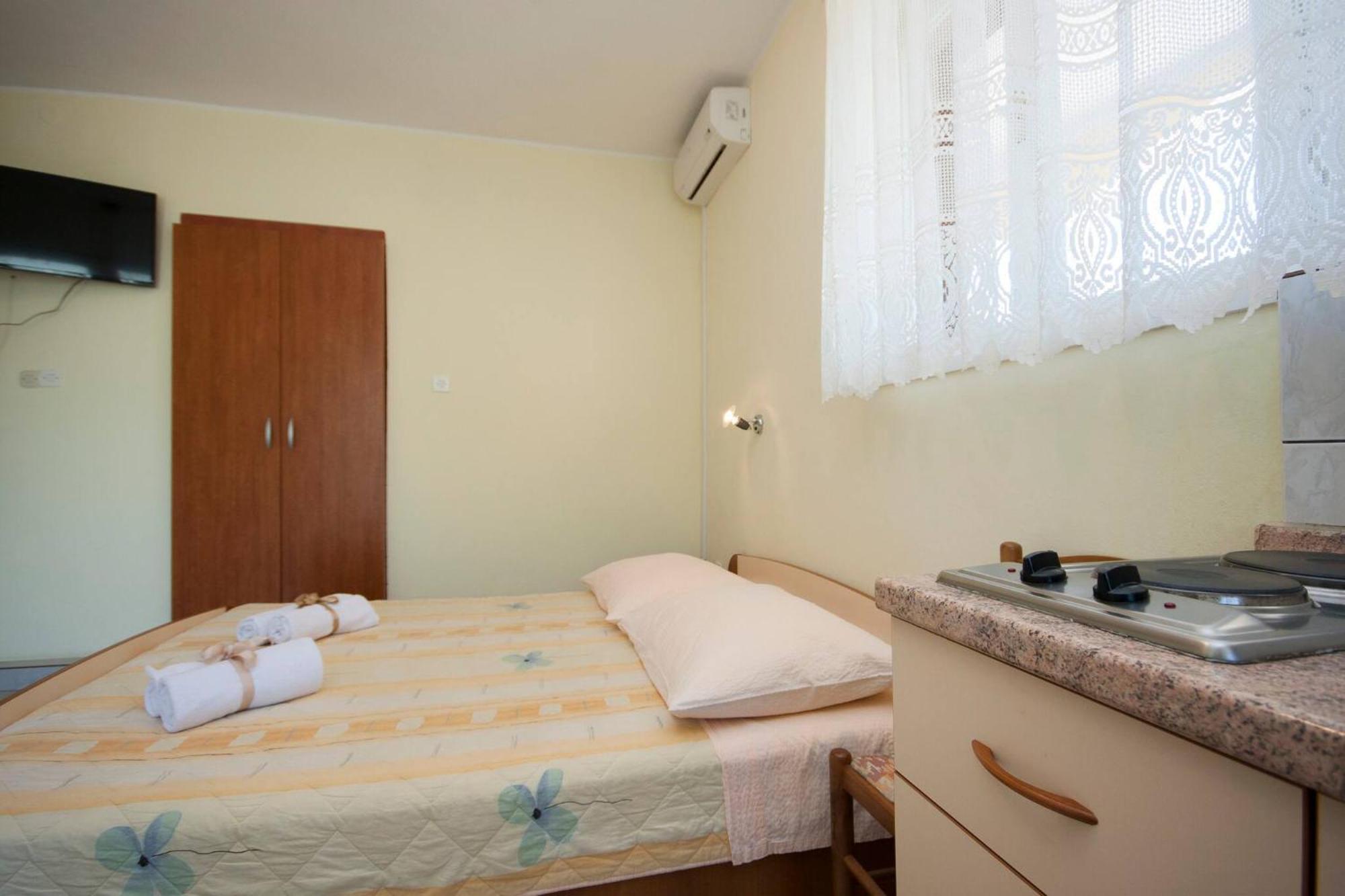 Family Apartments & Rooms Mikelin Primosten Bagian luar foto